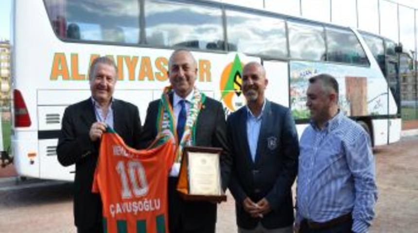 AKPM eski Başkanı &Ccedil;avuşoğlu, Alanyaspor&rsquo;a yeni bir otob&uuml;s kazandırdı