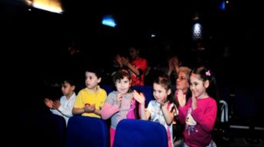 "sarı Şapkalı Adam" İzleyenleri B&uuml;y&uuml;ledi