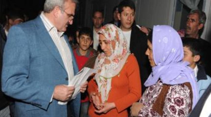 Vali Karaloğlu, &Ccedil;adır Yangınında Elleri Ve Y&uuml;z&uuml; Yanan &Ccedil;ocuğu Tedavi Ettirecek