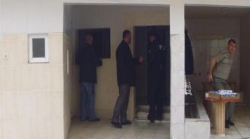 Polis, Cami Tuvaletinde Tinerci Aradı