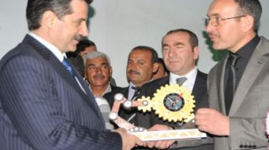 Bakan &Ccedil;elik, İnşaat Ustalarına Belgelerini Verdi