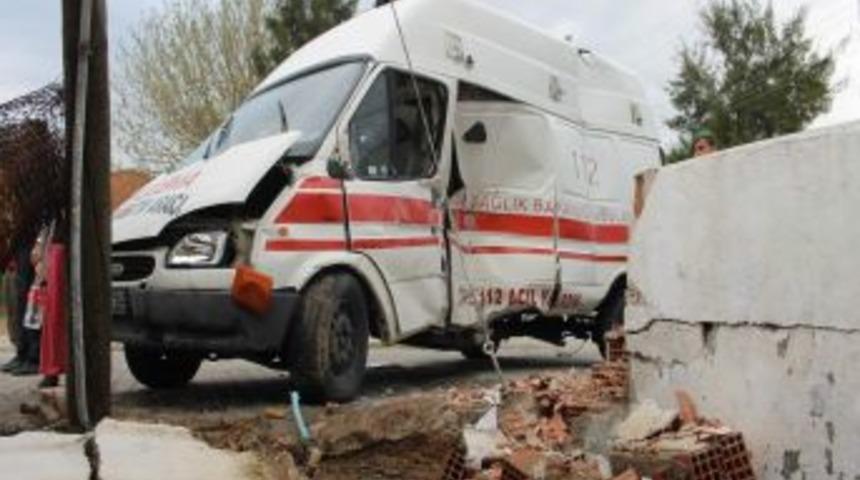 Fo&ccedil;a'da 112 Eğitim Ambulansı Kaza Yaptı: 3 Yaralı