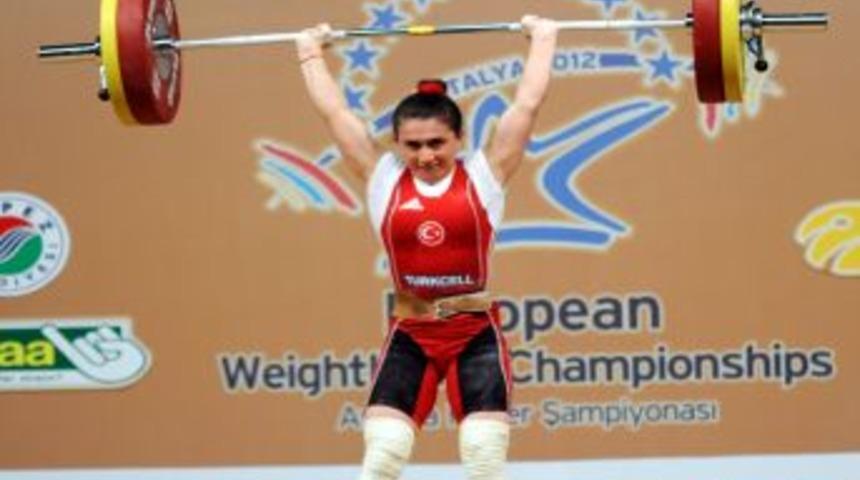 Halterde Nurdan Karag&ouml;z iki g&uuml;m&uuml;ş madalya kazandı