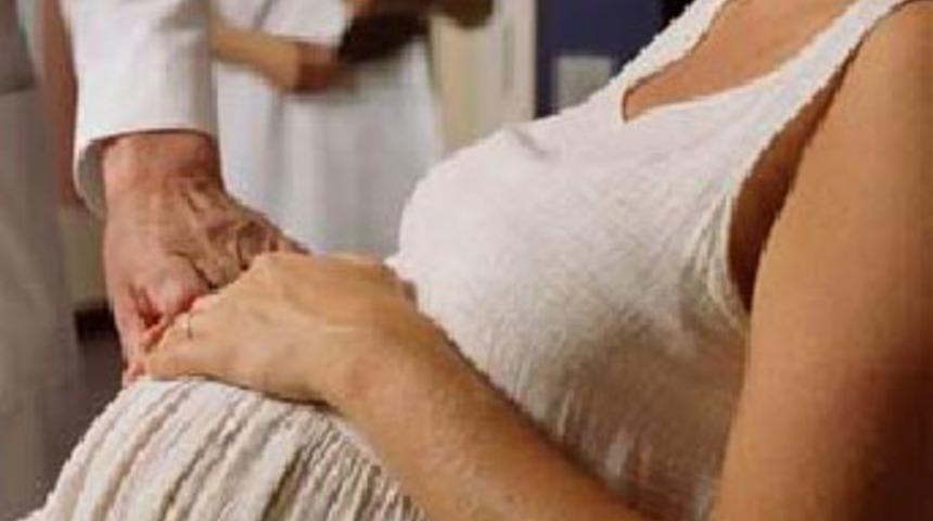 Adet g&ouml;rmeden hamile kaldı!