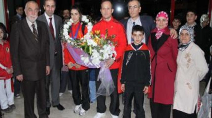 Gen&ccedil;ler D&uuml;nya Tekvando Şampiyonası ikincisi &Ccedil;akır'a coşkulu karşılama