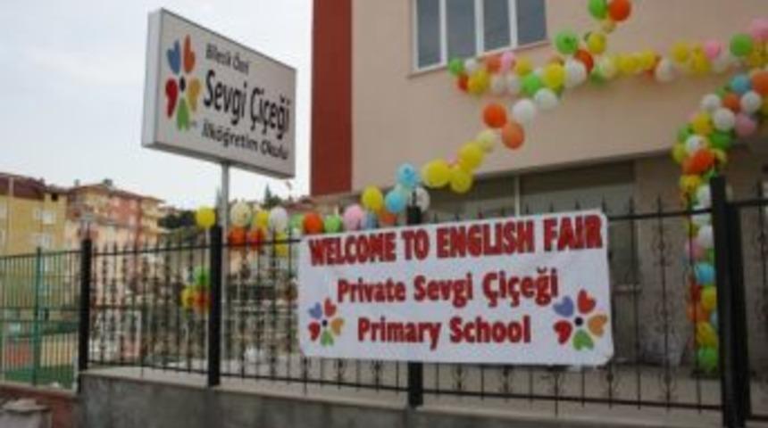 &Ouml;zel Sevgi &Ccedil;i&ccedil;eği İlk&ouml;ğretim Okulu'nda İngilizce fuarına b&uuml;y&uuml;k ilgi