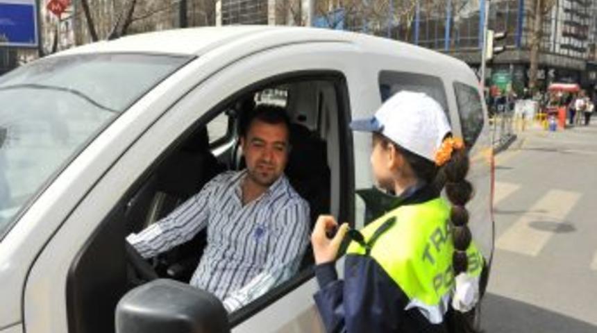 &Ccedil;ocuk Meclisi &uuml;yeleri trafiği denetledi