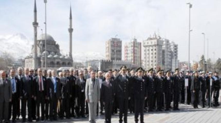 Polis haftası nedeniyle Cumhuriyet Meydanı'nda t&ouml;ren d&uuml;zenlendi