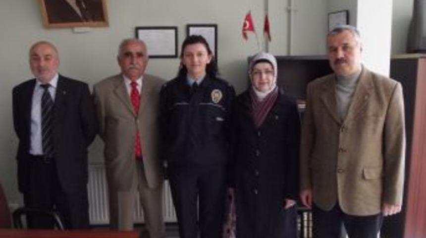 G&uuml;l&uuml;&ccedil; polis karakoluna kutlama ziyareti