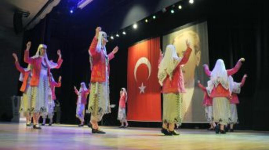 Polis korosu ve yabancılar folklor ekibi sahne aldı