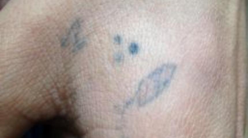 Polis, hırsızın kimliğini '&uuml;&ccedil; noktalı' d&ouml;vmeden &ccedil;&ouml;zd&uuml;