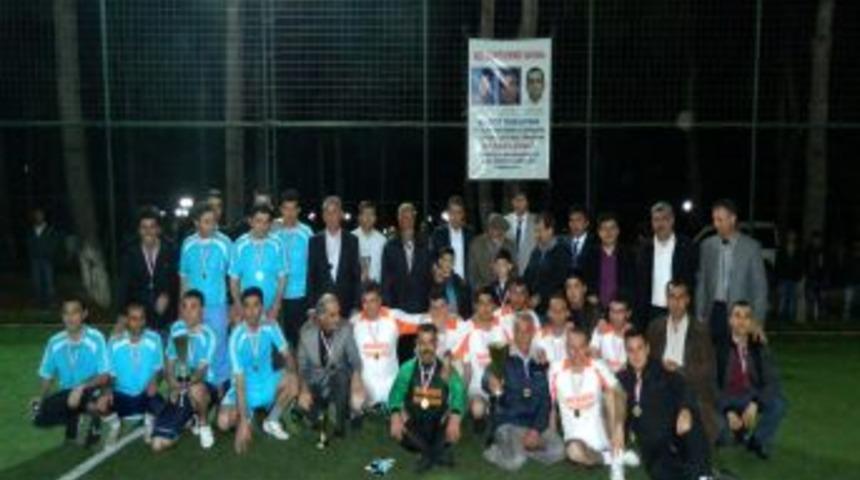 Şehitler Futbol Turnuvası'nda kupalar sahiplerini buldu