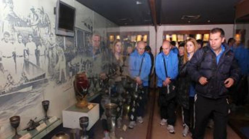 UEFA seminerine gelen konuklar, Ş&uuml;kr&uuml; Sara&ccedil;oğlu Stadı'nı gezdi