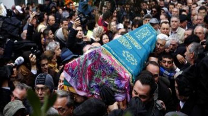 Meral Okay’ı sanatçı dostları uğurladı