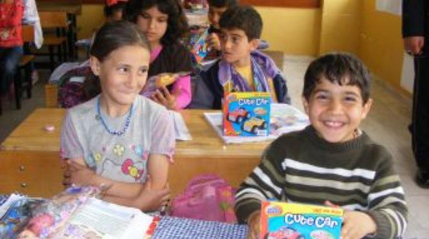 Viranşehir Emniyet M&uuml;d&uuml;r&uuml; Urhan, 400 &ouml;ğrenciye oyuncak hediye etti