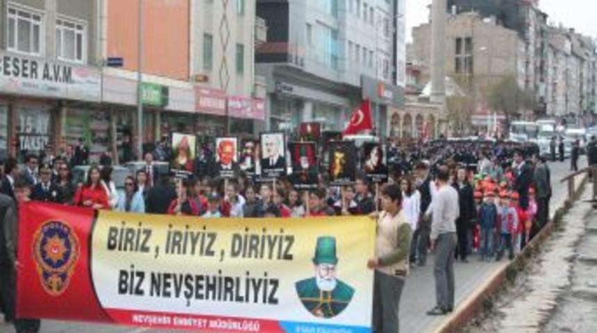 Polis ve halk birlikte y&uuml;r&uuml;d&uuml;