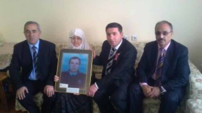 T&uuml;mşahder &uuml;yelerinden şehit polisin ailesine ziyaret