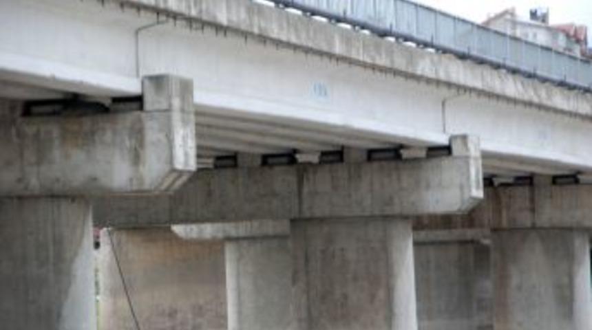 Yeni k&ouml;pr&uuml; '&ccedil;atlak olduğu' iddiası &uuml;zerine trafiğe kapatıldı