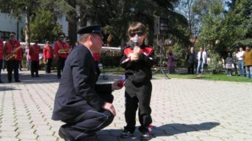 Minik Eren okuduğu şiiri polis olan babasına hediye etti