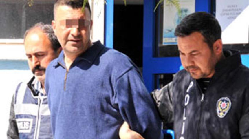 Sınıfta kız &ouml;ğrencisini &ouml;pt&uuml;