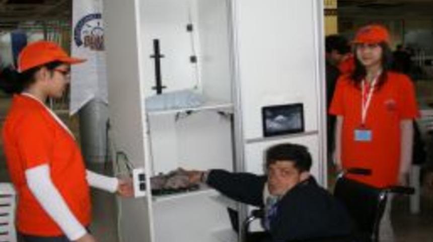 Minik mucitler, engellilere &ouml;zel dolaplarını bir engelli ile tanıttı