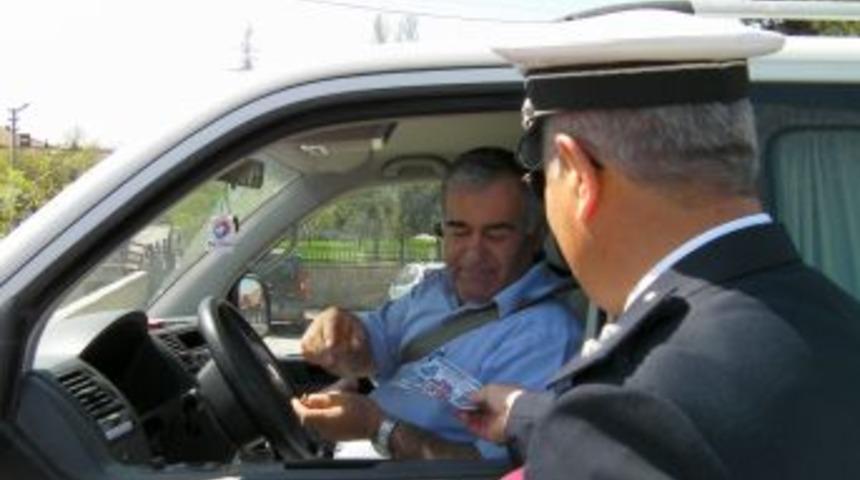 Polis bu sefer ceza i&ccedil;in değil şeker ve kolonya ikramı i&ccedil;in durdurdu