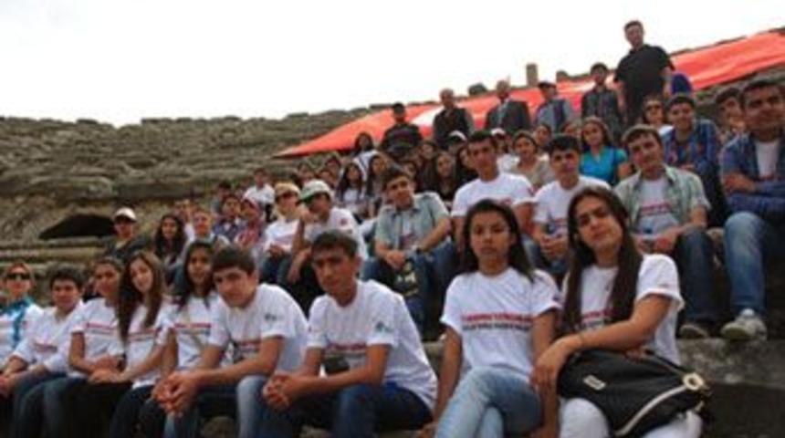 Gen&ccedil;ler tarihi mekanları gezdi