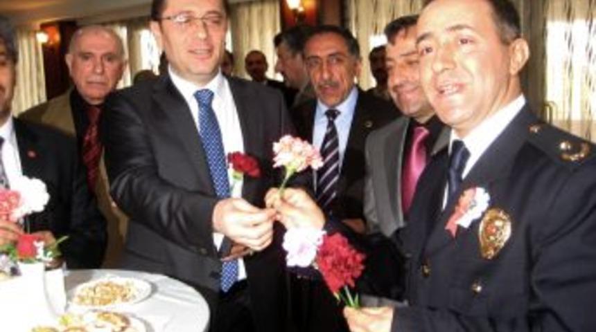 Paland&ouml;ken Kaymakamı polisler i&ccedil;in pasta kesti