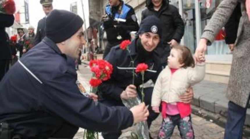 Polis, Ağrı'da vatandaşlara g&uuml;l dağıttı