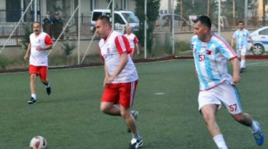 Polisle gazetecilerin dostluk ma&ccedil;ı dost&ccedil;a bitti