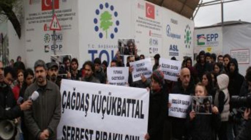 Emniyet &ouml;n&uuml;nde protesto