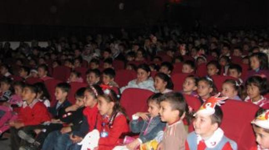 Sorgun'da oynanan tiyatro oyununu 2 bin &ouml;ğrenci izledi