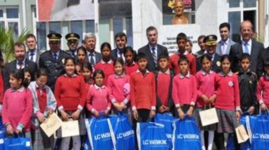 Aydın'da polis 600 &ouml;ğrenciyi giydirdi