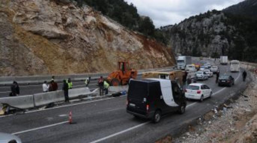 Antalya'da Tur Midib&uuml;s&uuml; Yan Yattı: 20'si Turist 22 Yaralı