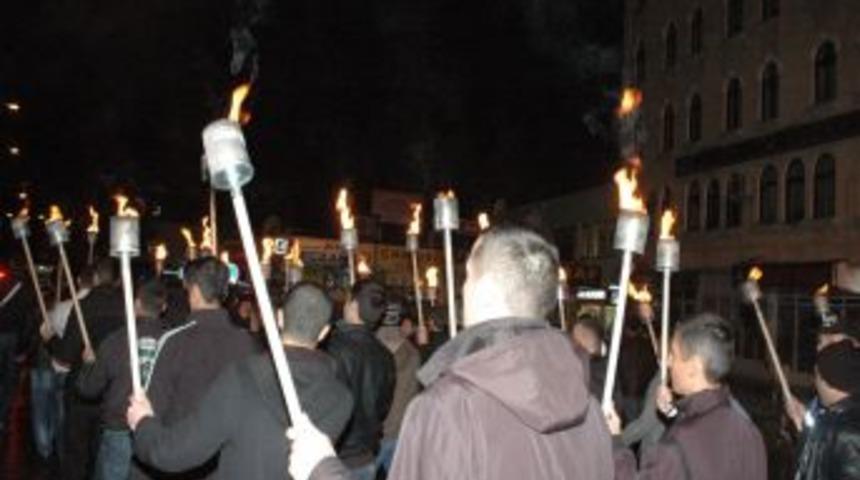 100 polis adayından fener alayı