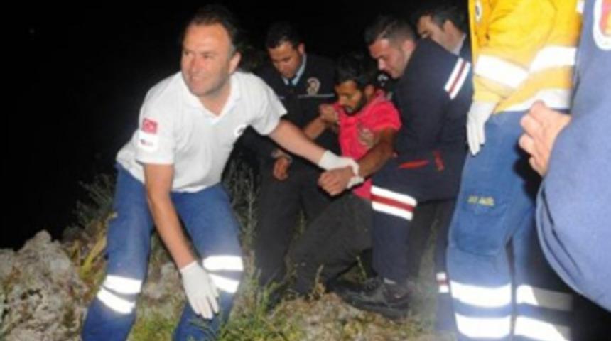 İntihardan vazgeçti, kayalıklarda asılı kaldı