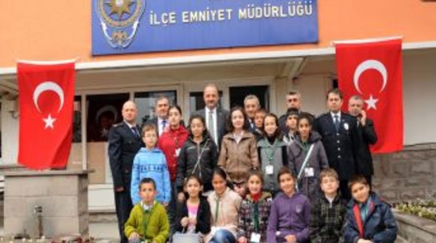Başkan Akg&uuml;l ve Mamak &Ccedil;ocuk Meclisi &uuml;yelerinden polise ziyaret