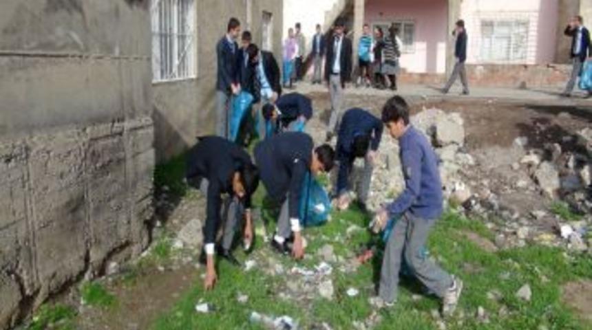 &Ouml;nce okullarını sonra mahalleyi temizlediler