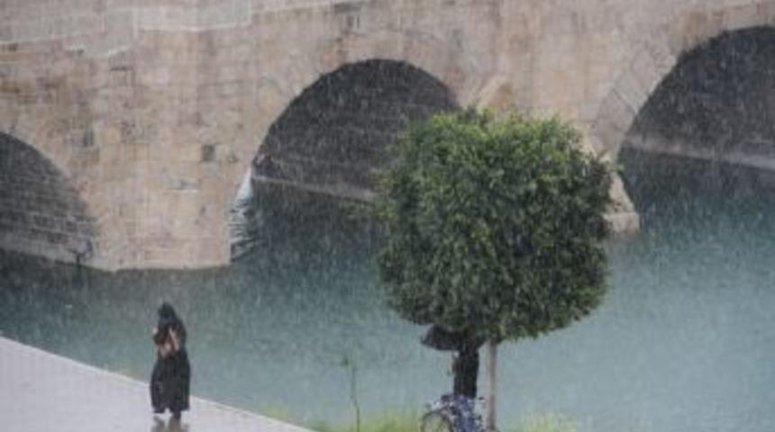 Kısa s&uuml;reli yağmur Adanalıları hazırlıksız yakaladı