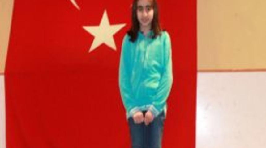 İngilizce yarışmasında Karadeniz'in şampiyonu Menderes Koleji &ouml;ğrencisi