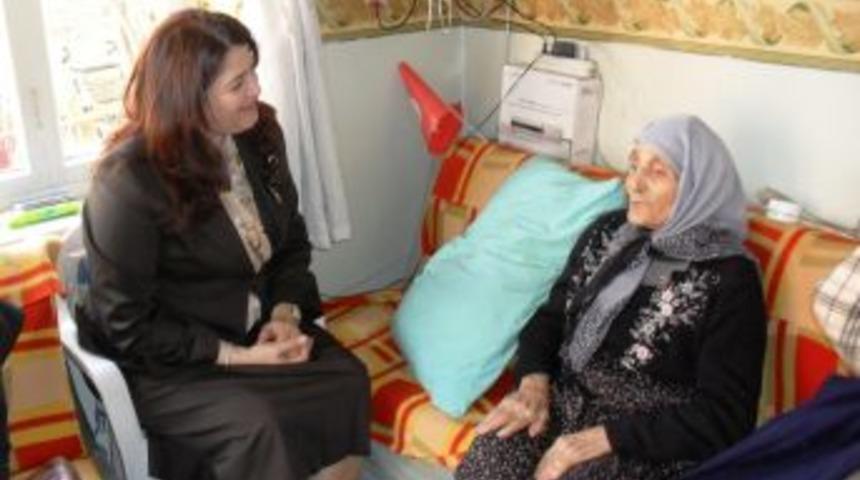 90 yaşında okuma yazma &ouml;ğrenen Elif Nine'yi vali eşi ziyaret etti