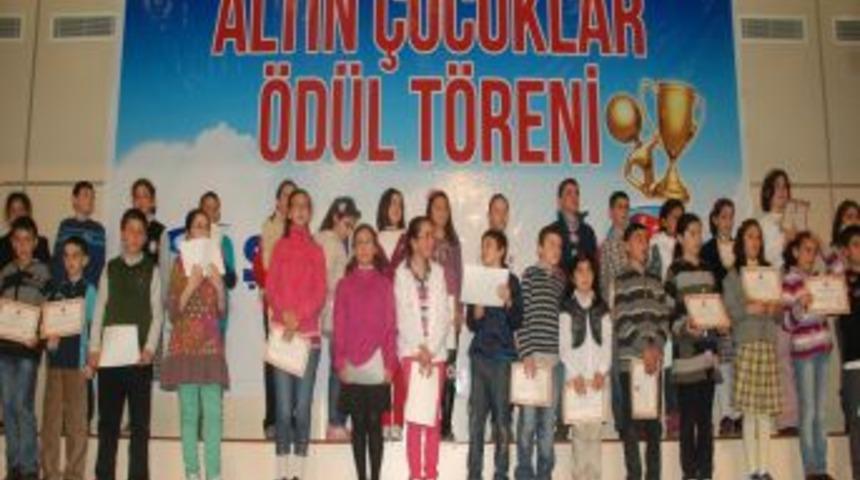 Rize&rsquo;de, 'Altın &Ccedil;ocuklar Yarışıyor' sınavının &ouml;d&uuml;lleri t&ouml;renle verildi