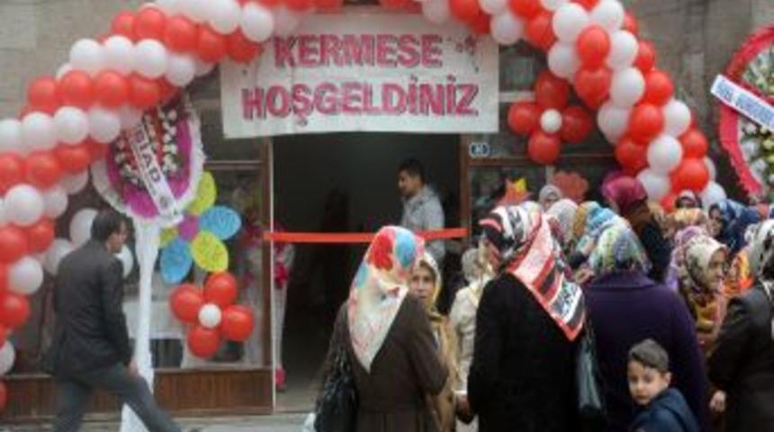 Muhta&ccedil; &uuml;niversite &ouml;ğrencileri yararına kermes