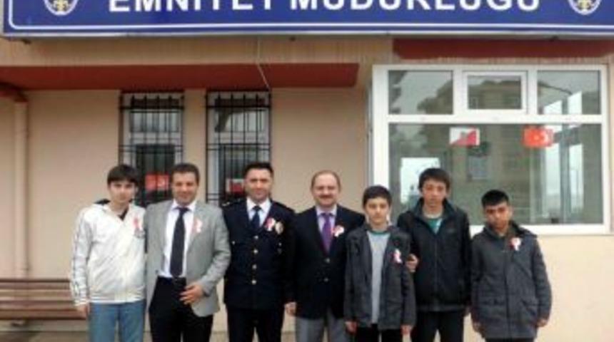 Anafenli &ouml;ğrencilerden polis amcalarına kutlama ziyareti