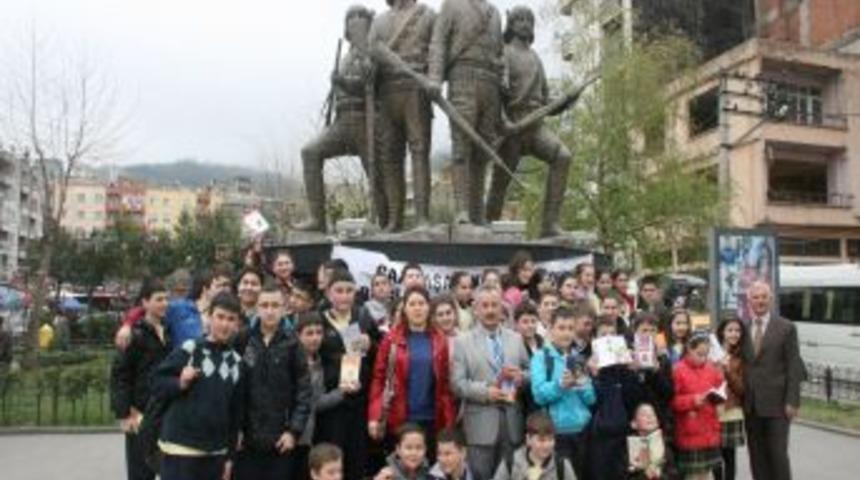 Giresun'da &ouml;ğrencilerden parkta okuma etkinliği