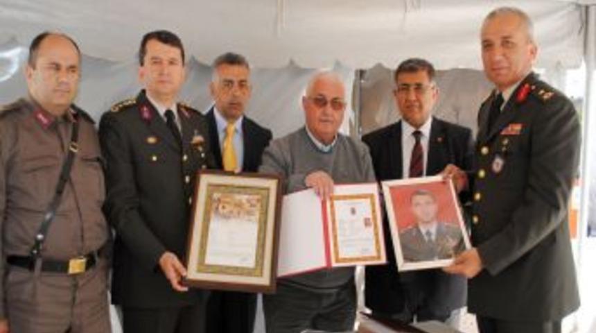 Şehit &Uuml;steğmen Şarlak'ın berat ve onur belgesi ailesine teslim edildi
