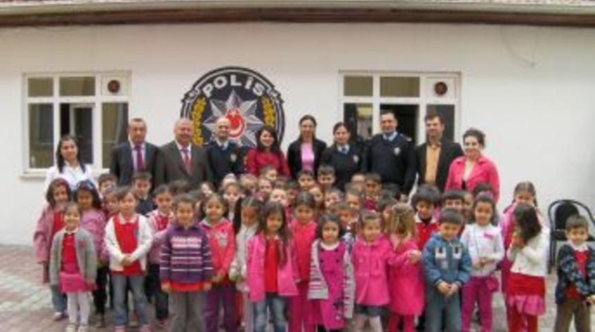 Minik &ouml;ğrenciler şarkılarıyla polisleri neşelendirdi
