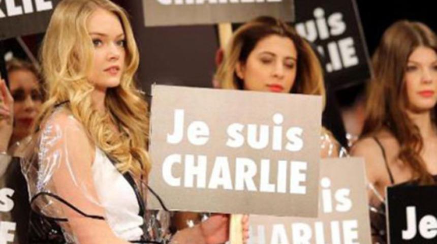  Charlie Hebdo saldırısına podyumdan destek 