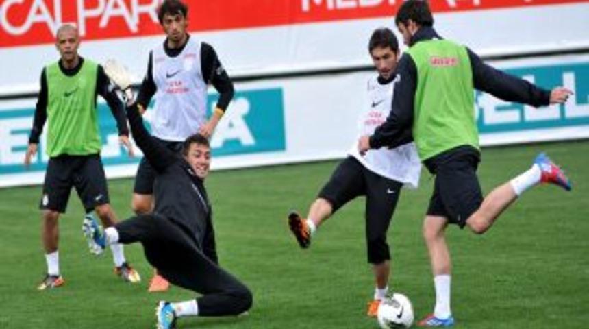 Galatasaray, Beşiktaş ma&ccedil;ının hazırlıklarını s&uuml;rd&uuml;rd&uuml;