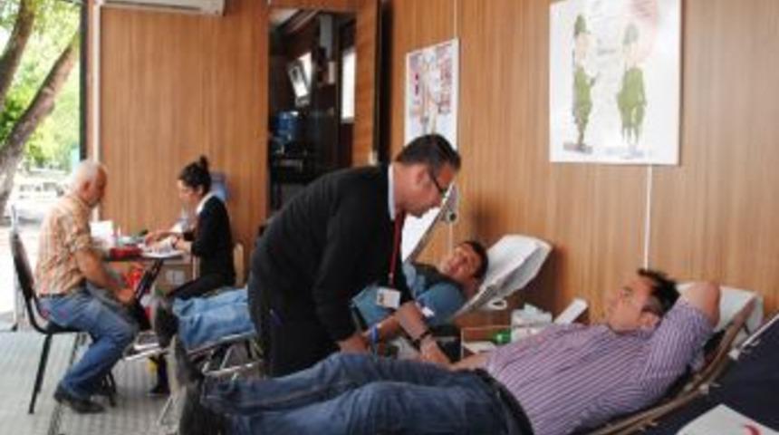 Kızılay 'kan bağışında duyarlılığından' Manavgat halkını plaketle &ouml;d&uuml;llendirdi